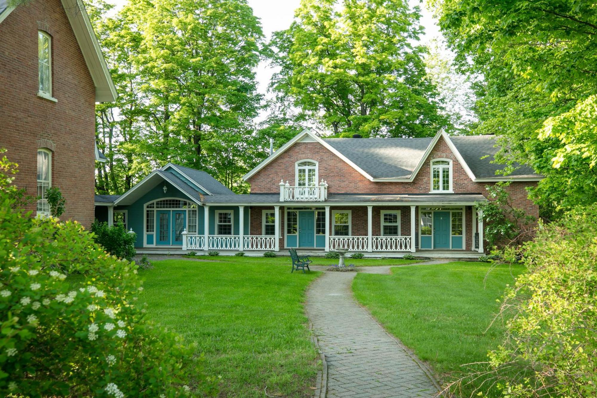 Manoir Sweetsburg Hotel Cowansville Exterior photo